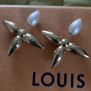 Louis Vuitton - gold and pearl studded earring - Authentic
